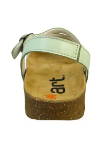 Sandalia de cuero verde con una suela intermedia de corcho, correa ajustable y una plantilla texturizada que presenta el nombre de la marca "ant" en negro.