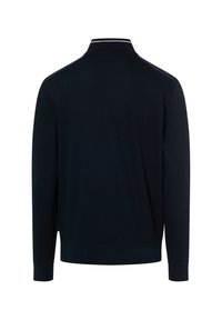 Granatowa, długorękawowa kurtka z prążkowanym kołnierzem, mankietami i dolnym wykończeniem. Charakteryzuje się subtelnymi akcentami na ramionach oraz czystym, prostym designem.