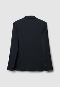 Schwarzer Blazer mit glatter Stoffstruktur, Einzelventil an der Rückseite, spitze Revers und vier Knöpfe an jedem Ärmel, von hinten gezeigt.