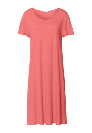 Koraal kleurig, kort mouwend jurk gemaakt van zachte stof. Beschikt over een ronde halslijn en een losse, vloeiende silhoutte. Soepele textuur met een knie-lengte snit.