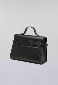 Černá kožená kabelka se strukturovaným designem, s horním uchycením, klopovým uzávěrem a přední kapsou s hladkým povrchem.