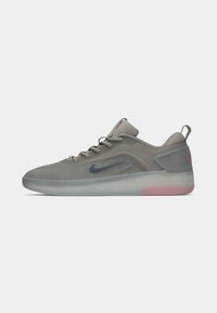 ZOOM NYJAH 4 UNISEX - Riedlenčių batai - college grey/brown/light silver-coloured/bright crimson