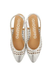 Zapatos slingback plateados tejidos con puntas afiladas, lados abiertos y una plantilla suave en beige que presenta el logo "Gioseppo".