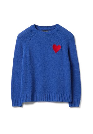Maglione blu lavorato a maglia con maniche lunghe, polsini e orlo a costine, con un piccolo disegno a cuore rosso sul petto a sinistra.