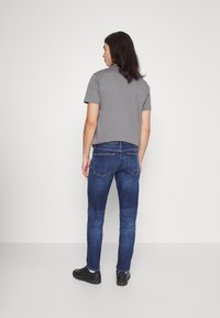 Calvin Klein Jeans Calças de ganga de corte afunilado - denim dark