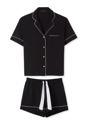 Pigiama nero con maniche corte, bottoni davanti, rifiniture bianche e pantaloncini abbinati con coulisse bianca e bordino bianco all'orlo.
