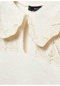 Suéter de punto color crema con un diseño de cuello de encaje, detalle pequeño de ojal en el cuello y tejido acanalado texturizado.