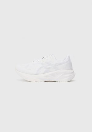 Baskets blanches avec une tige en mesh respirant et une semelle rembourrée, affichant un motif texturé et des accents de design minimalistes.