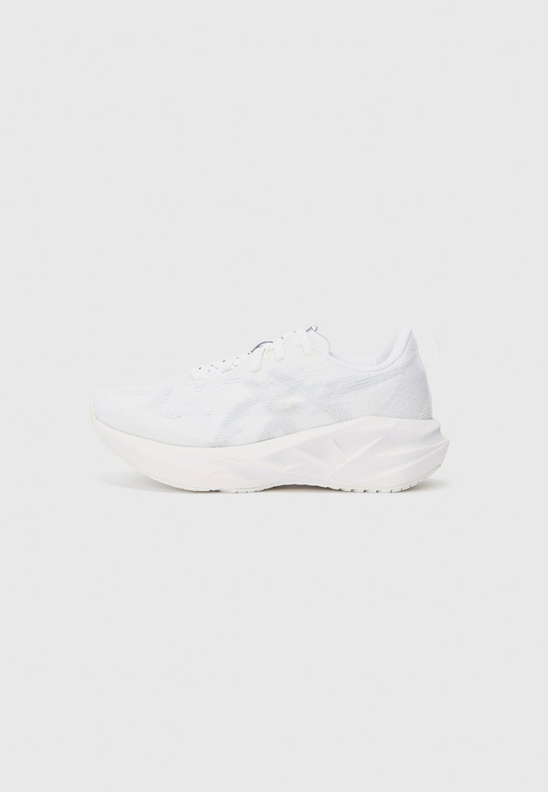 Weißer Sportschuh mit einem atmungsaktiven Obermaterial aus Netzgewebe und gepolsterter Sohle, ausgestattet mit einem strukturierten Muster und minimalistischen Designelementen.