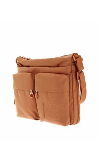 Sac messager en tissu orange avec une surface texturée, un compartiment principal zippé et deux poches avant avec des tirettes de zip assorties.