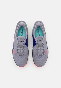 Nike Performance METCON 9 FLYEASE - Sportovní boty - cement grey/hot punch/black/concord/green frost