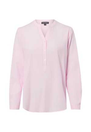 Lichtroze blouse met lange mouwen, een mandarinnekraag en een knopenbies met drie knopen, gemaakt van een zachte, lichte stof.