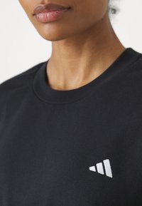 adidas Sportswear ESSENTIALS SMALL LOGO FEEL COZY  - Sportinis megztinis - black/white
