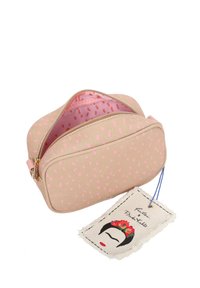 Neceser de maquillaje de tela con puntos rosados, que cuenta con un cierre de cremallera y un forro interior con un patrón en contraste. Incluye una etiqueta con arte gráfico.