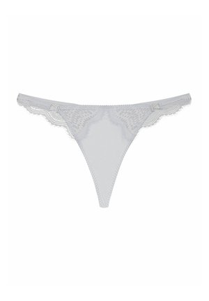 Hellgrauer Spitzen-Thong mit zarten Rüschen, der ein gewelltes Design und ein kleines Schleifenakzent an den Seiten aufweist. Weiche, transparente Textur.