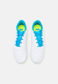 Scarpe da ginnastica bianche con motivo trapuntato, lacci blu e interno blu. La soletta presenta un dettaglio giallo brillante.