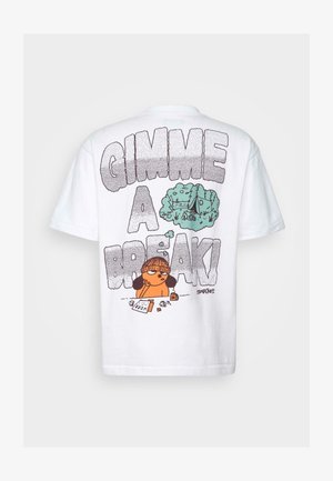 Tricou alb din bumbac, cu un print grafic pe spate, având inscripția "GIMME A BREAK" în litere îngroșate deasupra unui personaj de desene animate și a unei scene naturale.