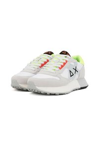 Sneakers da uomo sportivi con una tomaia bianca e grigia, accenti al neon, suede texturizzato, suola ammortizzata e un logo distintivo sul lato.