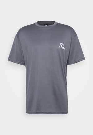 Kurzarm-T-Shirt mit Rundhalsausschnitt aus grauem Stoff. Mit einem kleinen weißen Logo auf der linken Brust. Glatte Textur mit lockerer Passform.