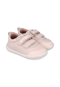 Zapatillas de lona rosa claro con dos correas de velcro, punta redondeada, parte superior texturizada y suela de goma blanca con pequeños patrones de puntos.