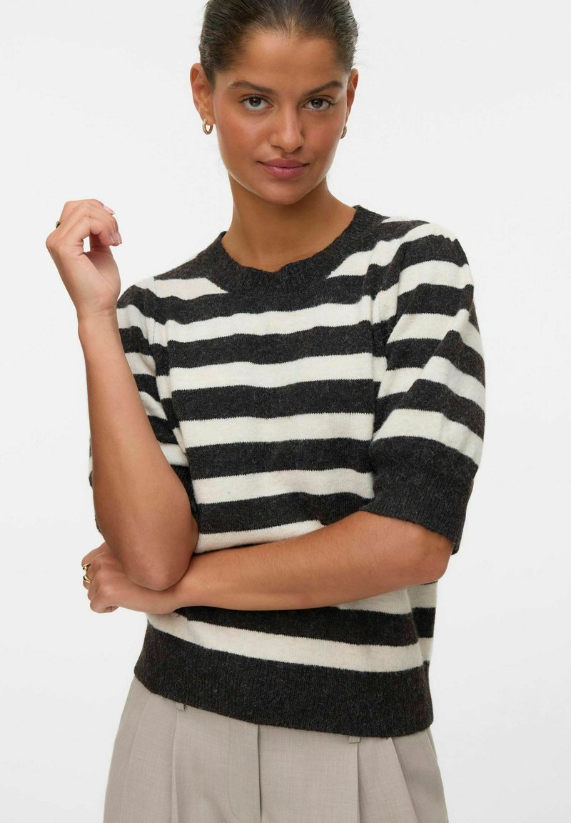Maglione a maniche corte a righe bianche e nere con collo rotondo, realizzato in materiale morbido, caratterizzato da un orlo e polsini a costine.