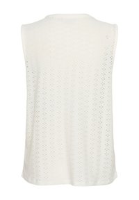 Haut sans manches blanc présentant un motif texturé avec des formes en losange et de petites découpes circulaires. Tissu doux et design à ourlet arrondi.