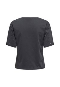 Chemise noire à manches courtes vue de dos, avec de petits clous argentés dispersés sur les deux manches.