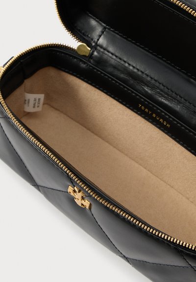 Melnas izšūtas ādas soma ar zelta rāvējslēdzēju un aparatūru. Iekšpuse ir taupe krāsā ar gludu tekstūru, uz sāna ir redzams logotips.