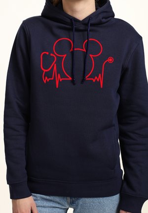 Sweat à capuche bleu marine avec un graphique rouge combinant un stéthoscope, une ligne de rythme cardiaque et le contour de la tête de Mickey Mouse sur la poitrine.