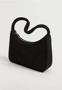 Sort taske med en glat tekstur, buet form og et unikt spiralhåndtag. Har lynlås lukning langs den øverste kant.