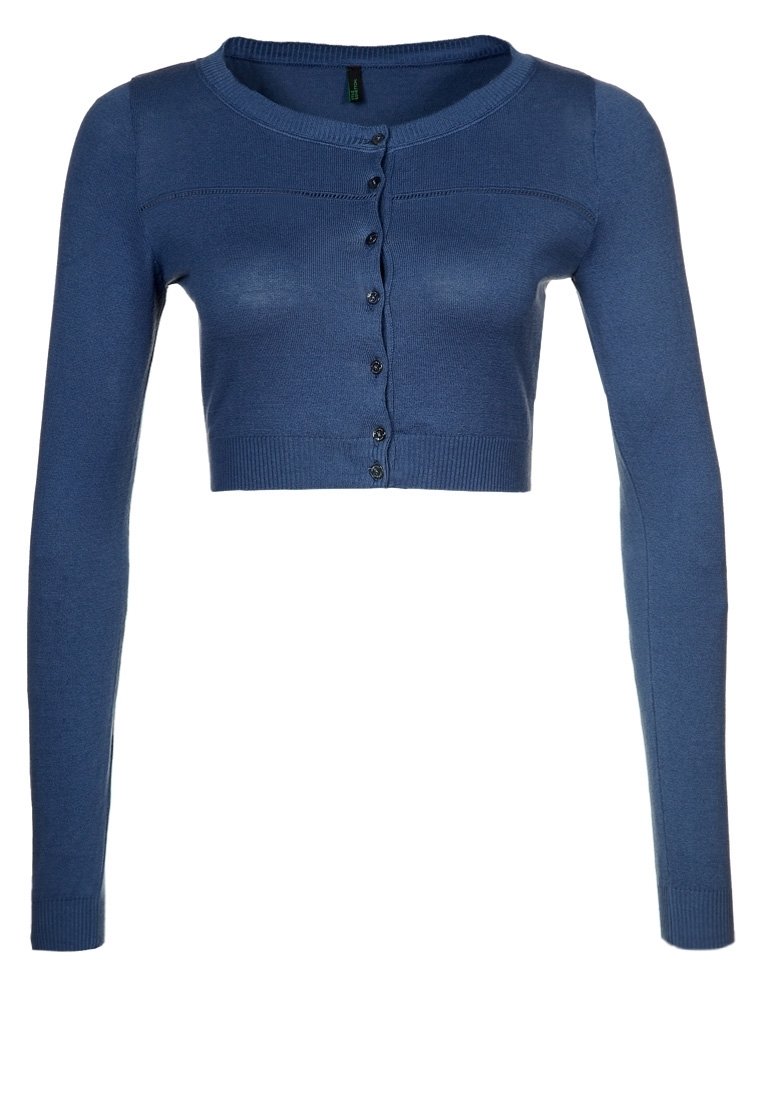 Blå kortärmad cardigan tillverkad av mjukt material, med långa ärmar, rund halsringning och sex mörka knappar framtill.