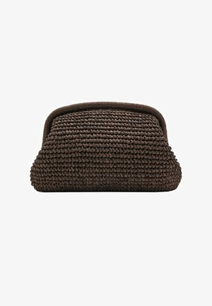 Borsa clutch marrone scuro intrecciata con trama tessuta, dalla forma trapezoidale arrotondata e chiusura superiore rigida strutturata.