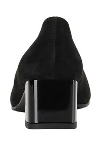 Scarpa da donna in suede nera con tacco a blocco lucido a forma quadrata, vista da dietro su uno sfondo bianco.