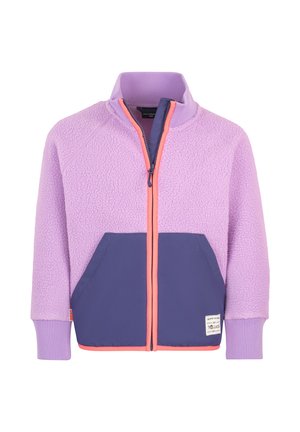 Lavendelfarbene Fleecejacke mit hohem Kragen, marineblauen Fronttaschen, orangefarbenem Reißverschlussbesatz und gerippten Bündchen, dargestellt auf weißem Hintergrund.