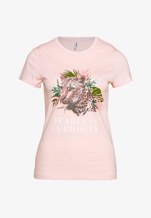 Chemise rose clair à manches courtes avec un visage de léopard, des feuilles vertes et roses, et le texte « FEARLESS CURIOSITY » en blanc sous le dessin.