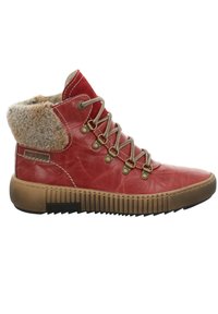 Botas de tobillo de cuero rojo con un cuello de piel sintética, diseño con cordones y una suela de goma texturizada con estrías. Acentuadas con ojales de metal.