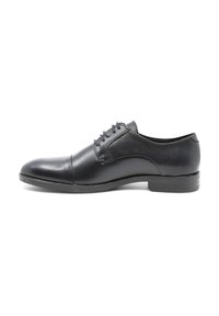 Scarpe da uomo in pelle nera con punta arrotondata, design stringato e superficie liscia. Presentano un tacco basso e dettagli di cucitura minimi.