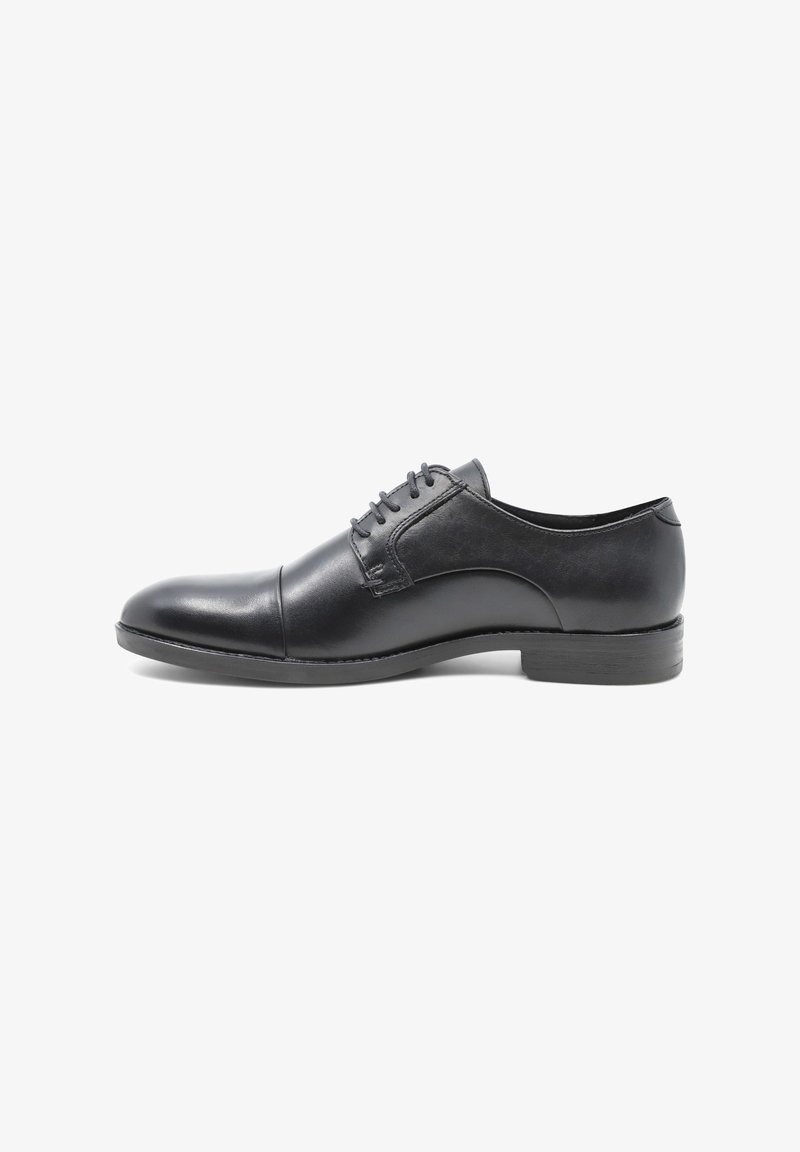 Scarpe da uomo in pelle nera con punta arrotondata, design stringato e superficie liscia. Presentano un tacco basso e dettagli di cucitura minimi.