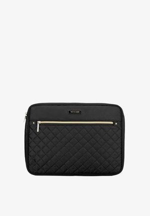 Zwarte gewatteerde laptoptas met een gouden ritsvak en logo-plaat, met een gestructureerde nylon buitenkant en een gewatteerde binnenkant voor bescherming.