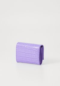 Portafoglio in finta pelle viola con texture a coccodrillo, caratterizzato da un design pieghevole e bordi lisci. Compatto e di forma rettangolare.