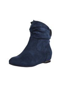 Botín de tobillo de ante sintético azul marino con parte superior arrugada, punta afilada y tacón bajo en cuña; incluye un sutil detalle decorativo en el lateral.