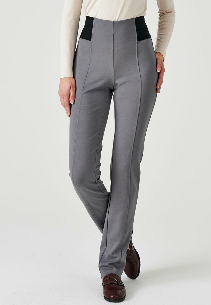 Pantalons gris taille haute avec plis avant et accents de ceinture élastique noire. Coupe cintrée et tissu lisse.