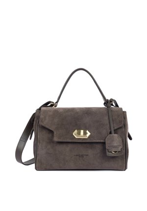 Sac à main en daim gris foncé avec poignée supérieure, fermoir doré, bandoulière amovible et étiquette en cuir assortie sur fond blanc.