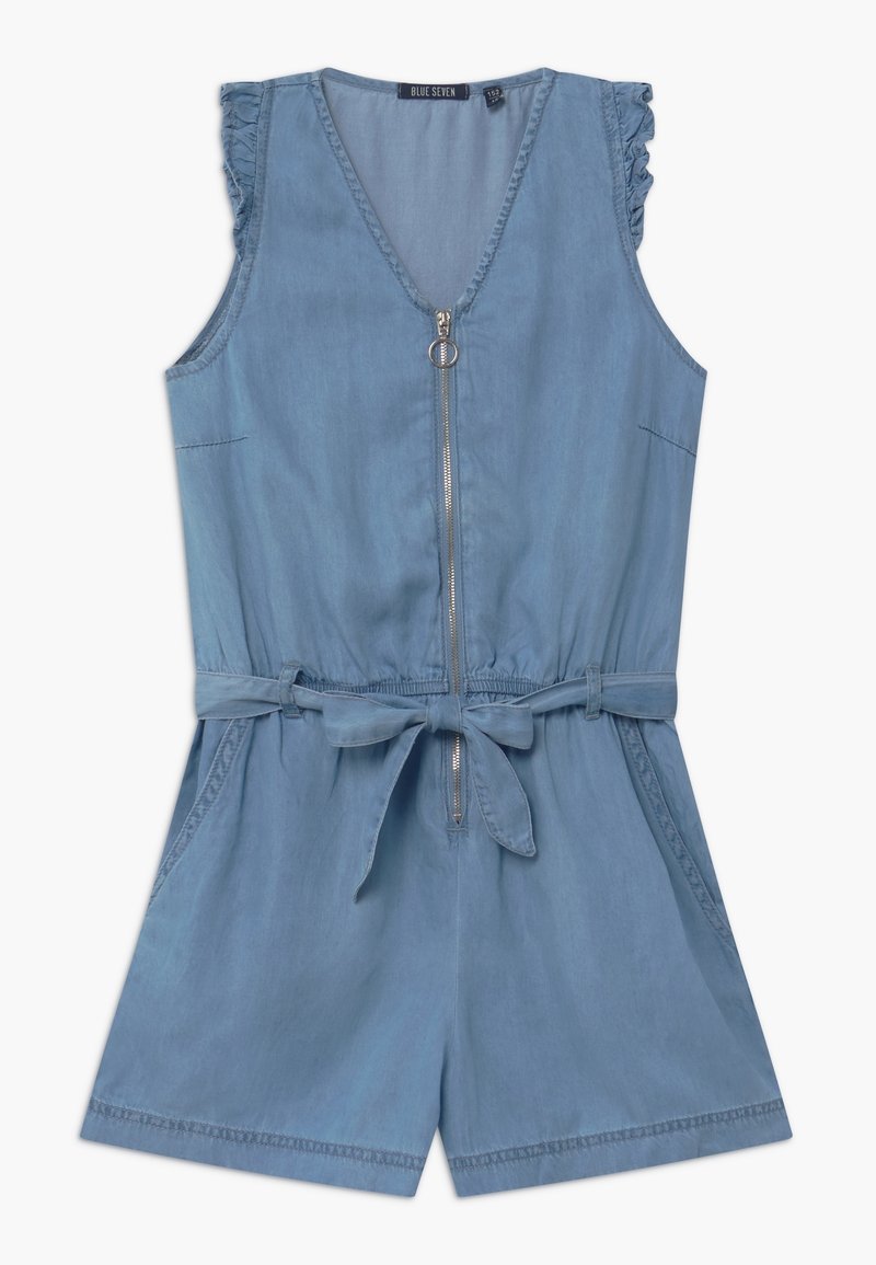 Combinaison sans manches en denim bleu clair avec fermeture éclair frontale, détails à volants sur les épaules, taille élastique, ceinture à nouer et poches latérales.