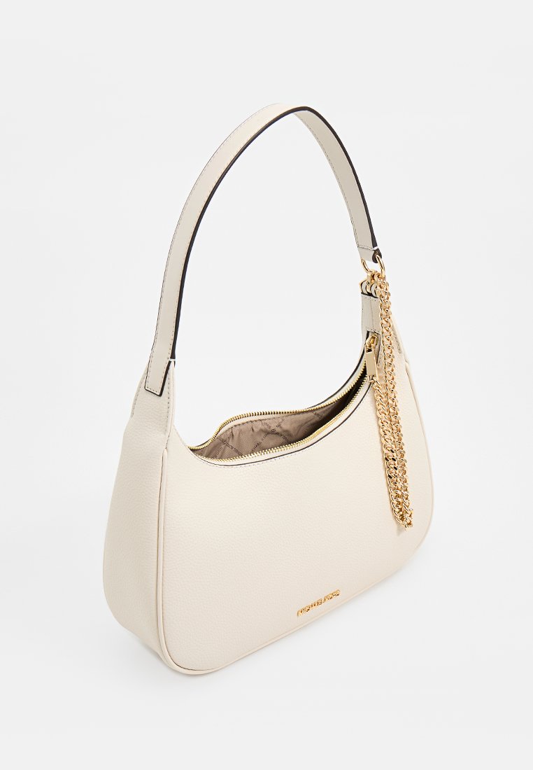 Sac à épaule en cuir crème avec une touche de chaîne dorée, forme courbée, fermeture éclair et surface lisse. Présente un logo à l'avant.