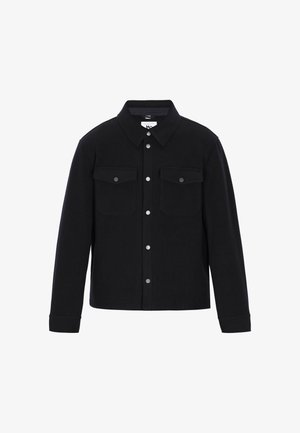 Fekete, gombos ing sima anyagból, gallérral, két mellzsebbel és patenttal az elején és a mandzsettákon.