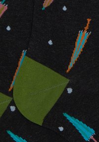 Calze scure con motivi di ombrelli colorati in rosa, blu e arancione, con un polsino a costine verde a contrasto e piccoli dettagli bianchi.