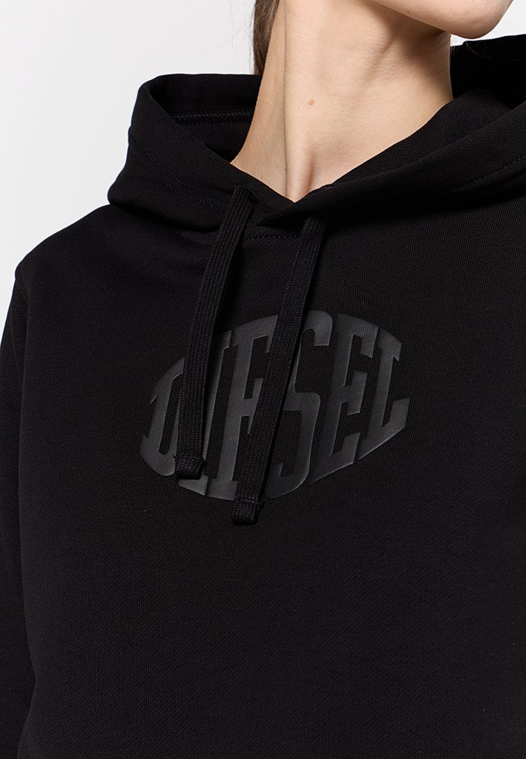 Haut à capuche noir avec une poche kangourou à l'avant, en matériau texturé, capuche avec cordon de serrage réglable et grand logo "DIESEL" noir mat.