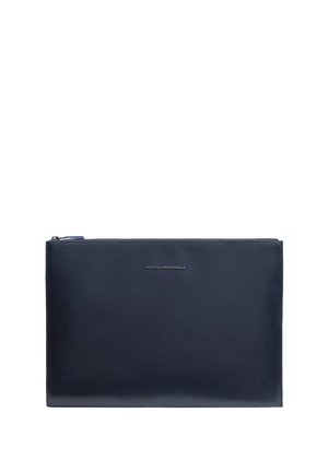 Marineblaues Leder-Laptophülle mit Reißverschluss, schlankes Design, glatte Textur, mit silbernem Logo in der Mitte, rechteckige Form, minimalistischer Stil.