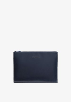 Marineblaues Leder-Laptophülle mit Reißverschluss, schlankes Design, glatte Textur, mit silbernem Logo in der Mitte, rechteckige Form, minimalistischer Stil.